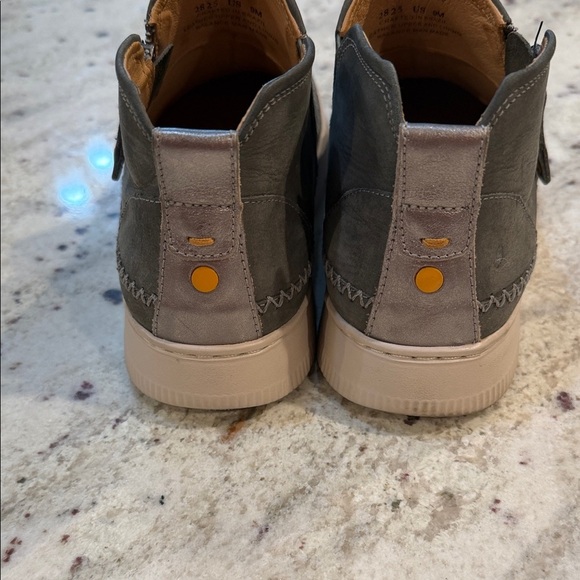 Samuel Hubbard
Featherlight Laguna Zip Bootie - Picture 5 of 7